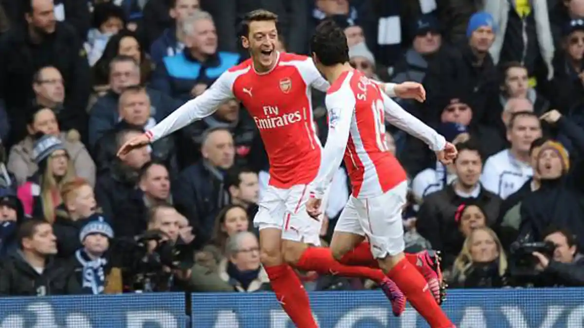 Mesut Ozil Harap Santi Cazorla Tak Hengkang dari Arsenal