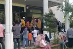 Ratusan-warga-menyerbu-Kantor-Gubernur-Aceh-untukmenyerahkan-proposal-bantuan-modal-usaha.jpg