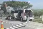 Mobil Oleng Hantam Pembatas Jalan di Tol Pejagan-Pemalang KM 275A, Sopir Diduga Mengantuk