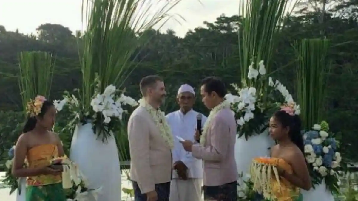 Usai Resepsi, Pasangan Pernikahan Sejenis Terbang ke Afrika