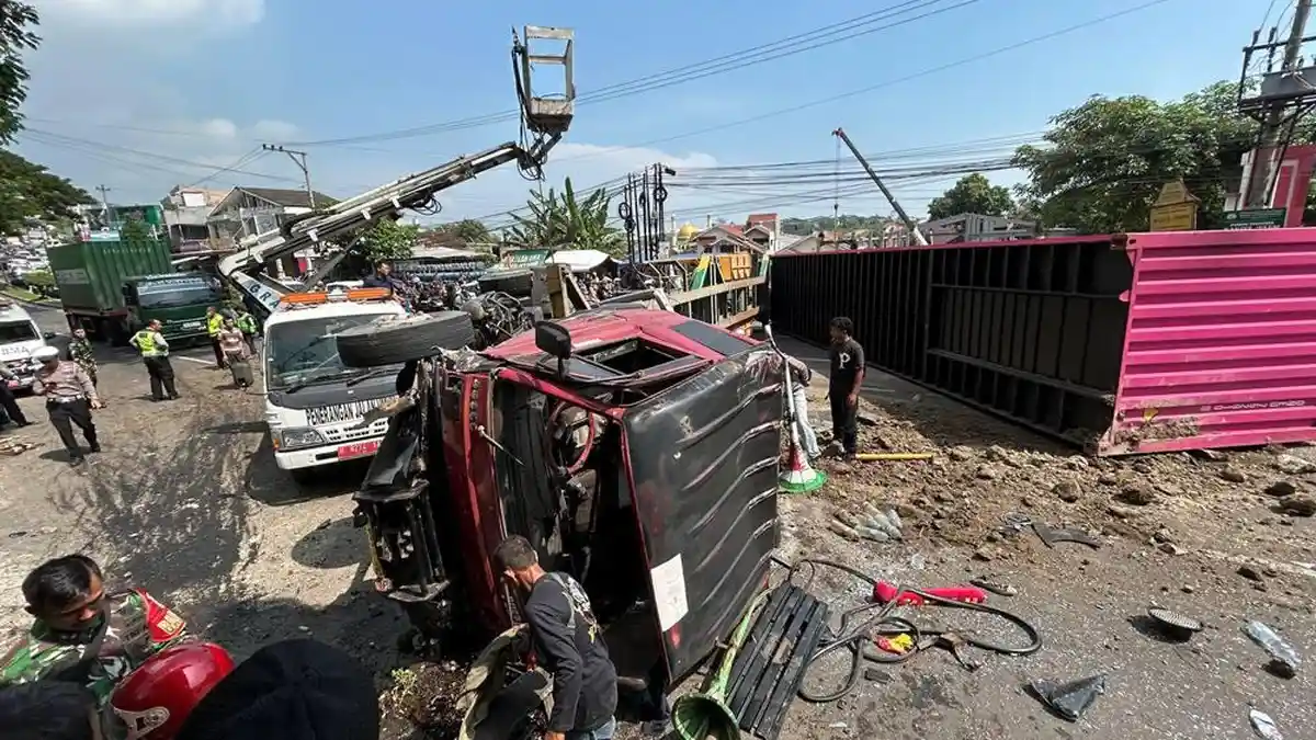 Truk Kontainer dan Yaris Kecelakaan di Jl Prof Hamka Ngaliyan Semarang