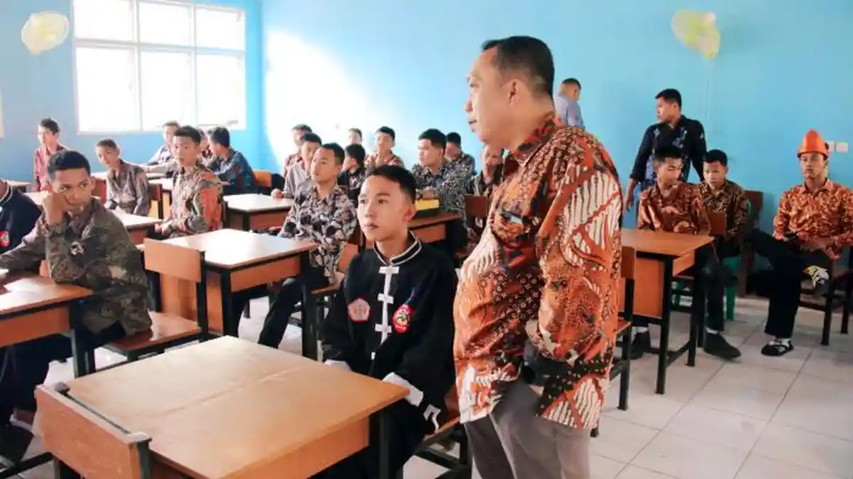 Hari Pendidikan Nasional 2024, PLN Icon Plus Gelar PLN Icon Plus Goes To School Serentak - 20240502_PLN_Icon_Plus_Sumbagsel_Hardiknas_03.jpg