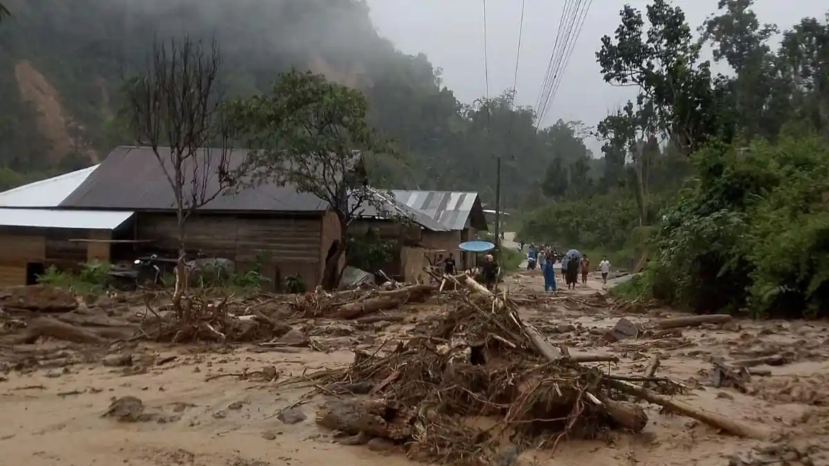 4 Rumah Warga di Matangnga Polman Rusak Diterjang Longsor, Akses Jalan Lumpuh Total