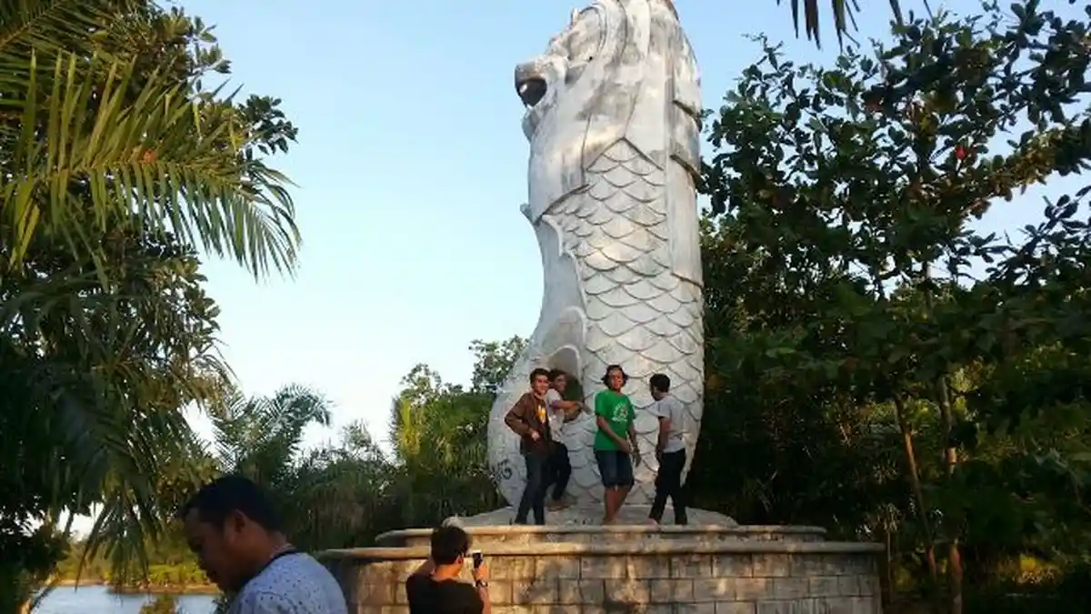 Berfoto Berlatar Patung Singa Merlion Tak Perlu ke Singapura