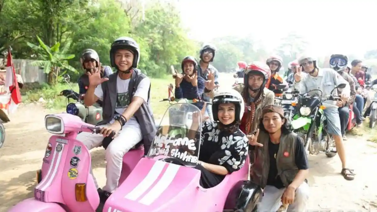 Najwa Shihab Naik Vespa Pink demi Tularkan Virus Baca