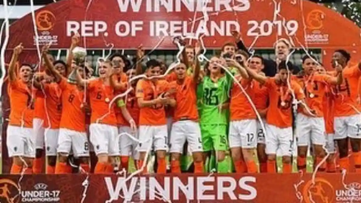 Pemain Bernama Jawa Ini Curi Perhatian Gara-gara ikut Angkat Trofi Piala Eropa U-17