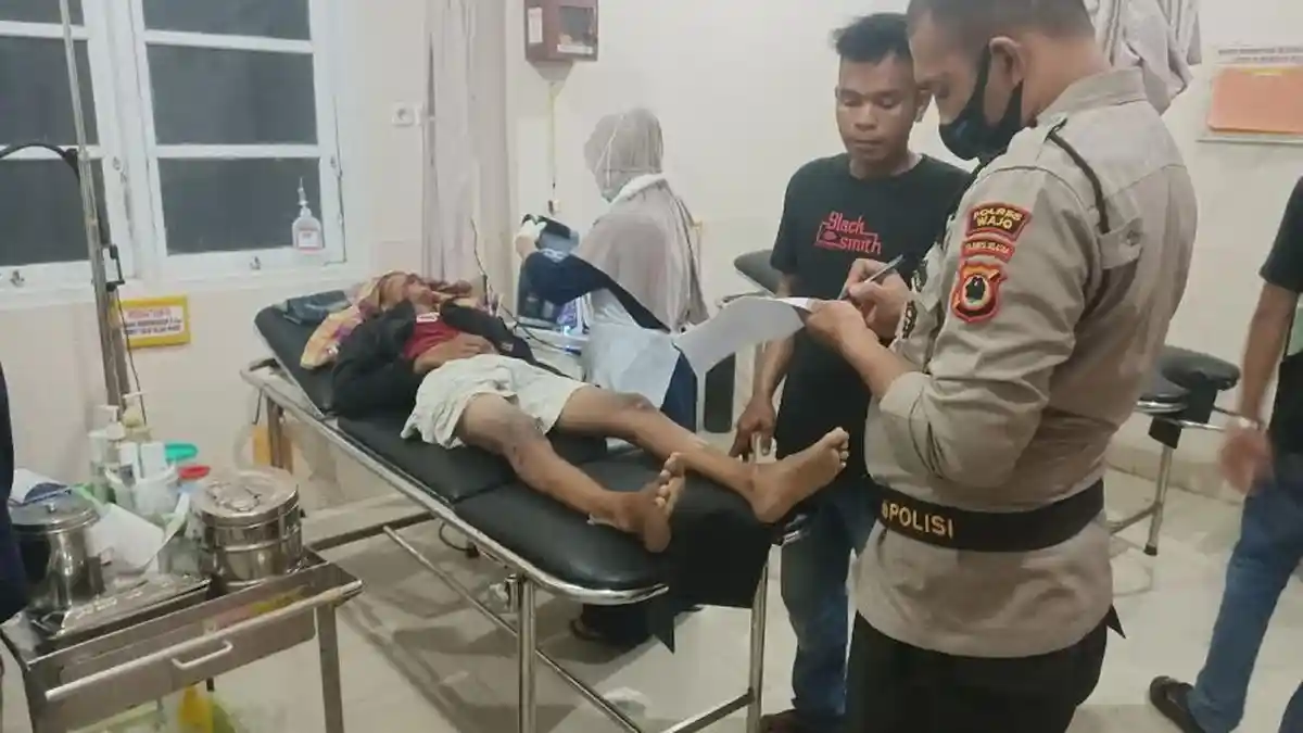 Gara-Gara Lubang Jalan, Lelaki Asal Bone Alami Kecelakaan di Bola Wajo