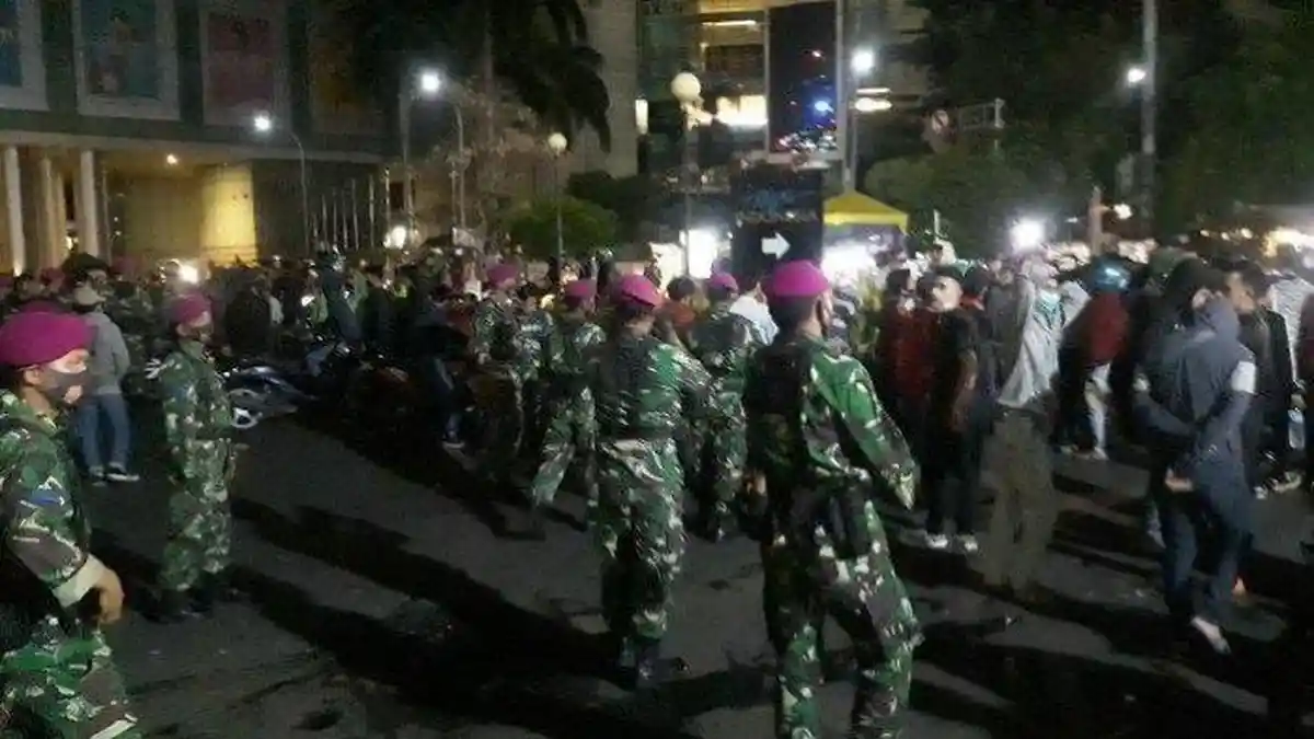 Malam-malam Anggota TNI Dikerahkan, Massa Pendemo UU Cipta Kerja Langsung Bubar, Ada yang Minta Foto