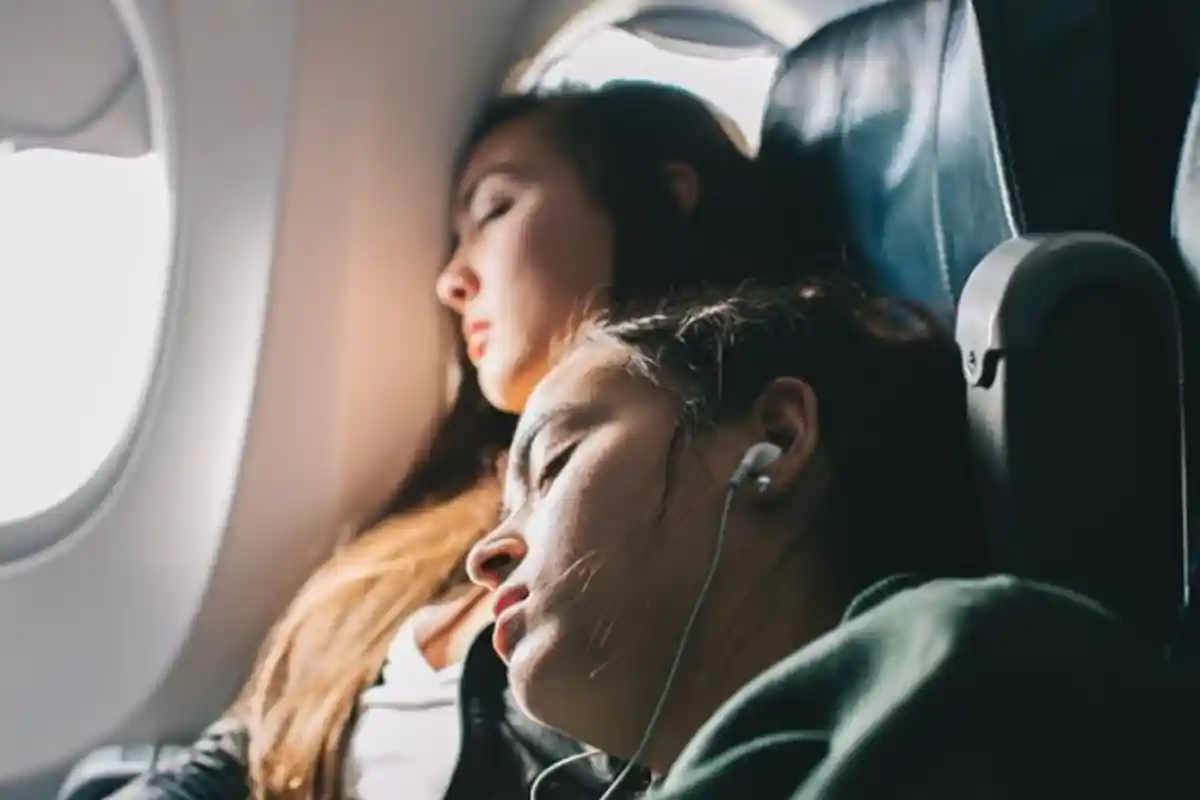 Hentikan Kebiasaan Tidur di Pesawat Saat Take Off dan Landing, Bahaya Mengerikan Menanti!