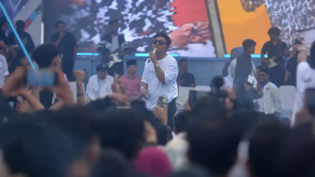 Denny Caknan Ambyarkan Pendukung Khofifah-Emil saat Kampanye Akbar di Jember