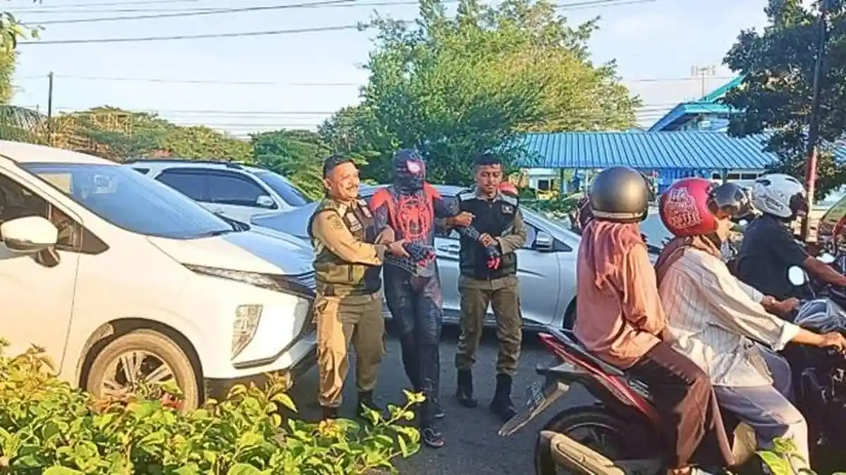 'Spiderman' di Persimpangan Masjid Oman Ditangkap saat Sedang Beraksi