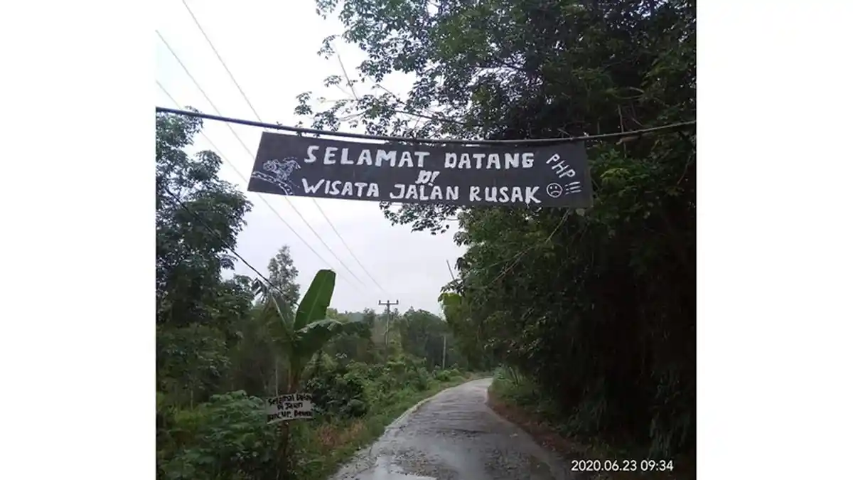 Viral di Medsos, Warga Karimun Buat Spanduk 'Selamat Datang di Wisata Jalan Rusak-PHP'