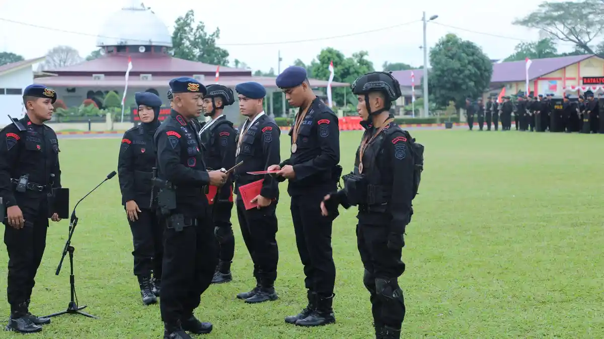 Dansat Brimob Polda Sumut Apresiasi dan Beri Reward Personil Berprestasi di Kejurda Inkanas 2024