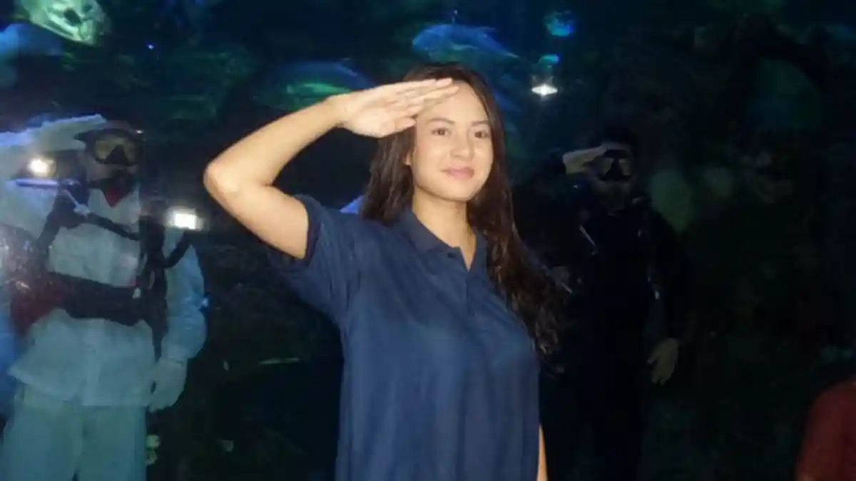 Takut Sama Ikan, Aurelie Moeramans Malah Kibarkan Bendera di Dalam Akuarium Raksasa