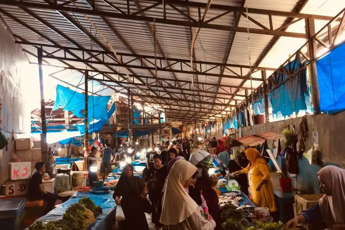 Usai Libur Lebaran, Pengunjung Pasar Tradisional di Mamuju Membludak