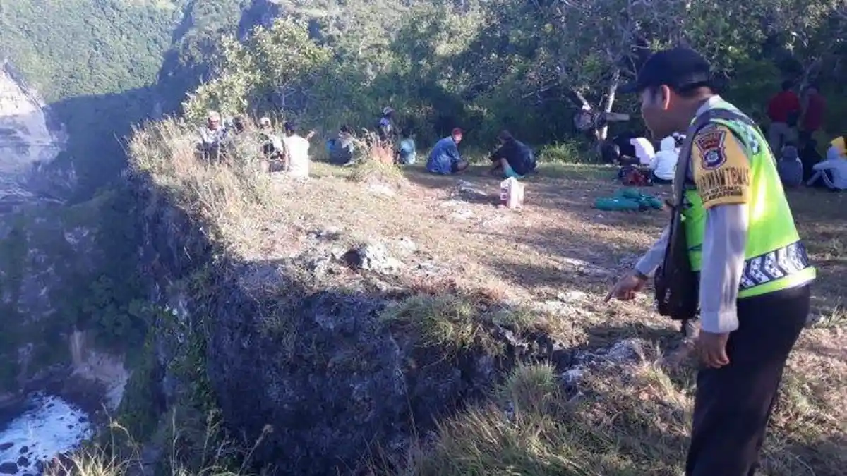 Jasad Chandra Ditemukan Tersangkut di Atas Tebing, Petugas Upayakan Evakuasi