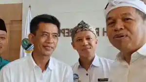 Gubernur-Jawa-Barat-Dedi-Mulyadi-saat-bertemu-dengan-guru-SMPN-2.jpg