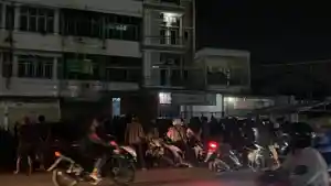 Suasana-di-depan-gudang-miras-oplosan-di-Jalan-Kapten-Sumarsono.jpg