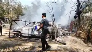 Warga-padamkan-api-membakar-mobil-CRV-di-tempilang.jpg