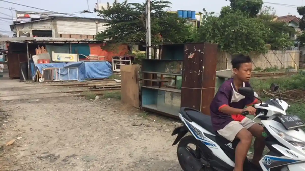 Barang Loak Berserakan di Pinggir Rel Kawasan Tanjung Priok Ternyata Ada Pemiliknya