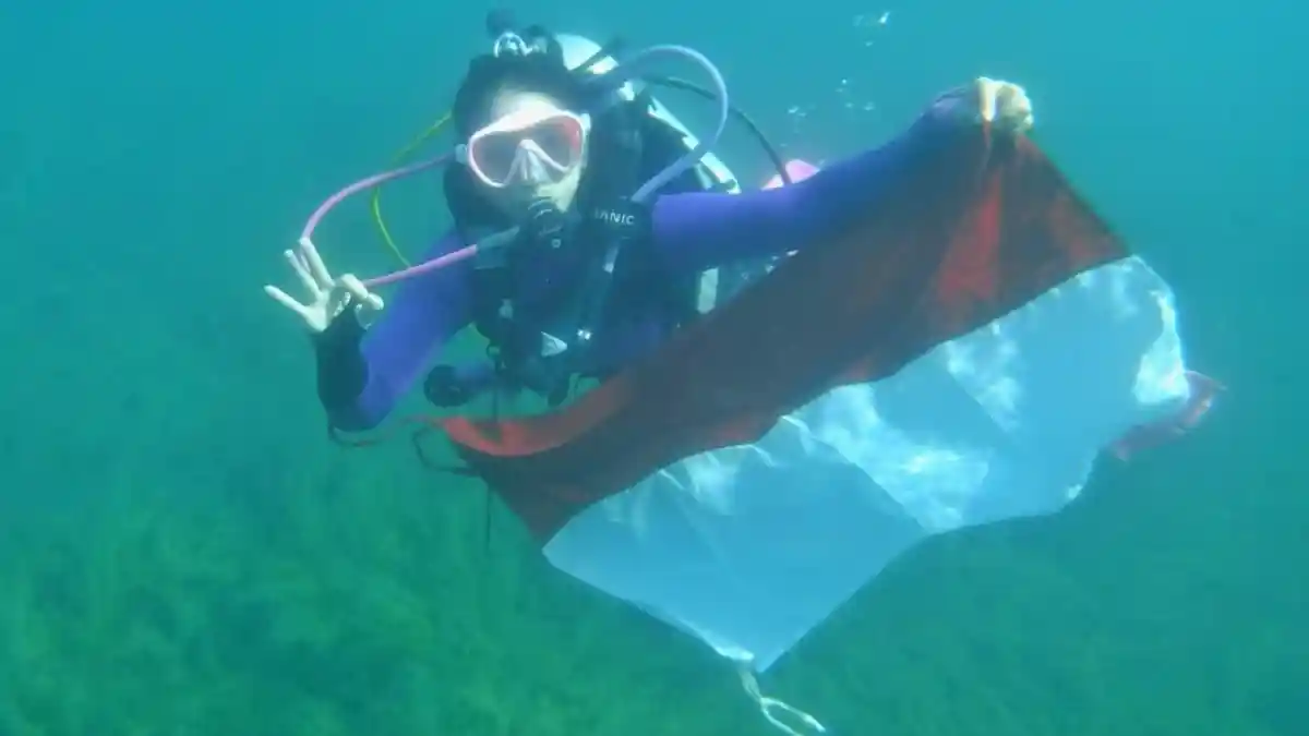 Pertama di Kalsel, Upacara Bendera Underwater, Kibarkan Merah Putih  di Kedalaman Tiga Meter