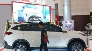 Tampilan-stylish-Daihatsu-New-Terios-menarik-perhatian-pengunjung.jpg