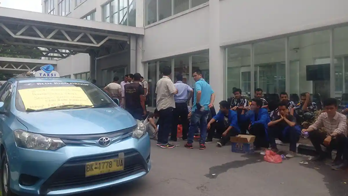 Tersisihkan Taksi Blue Bird, Penarik Becak Motor Berdemo di Stasiun Railink Medan