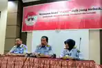 kepala-kanwil-kemenkumham-kalbar-rochadi-iman-santoso-saat-gelar-konfresnsi-pers_20181008_204630.jpg