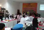 rapat-peleno-pengitungan-suara-pemilu-di-kantor-kpu-lampung-tengah.jpg