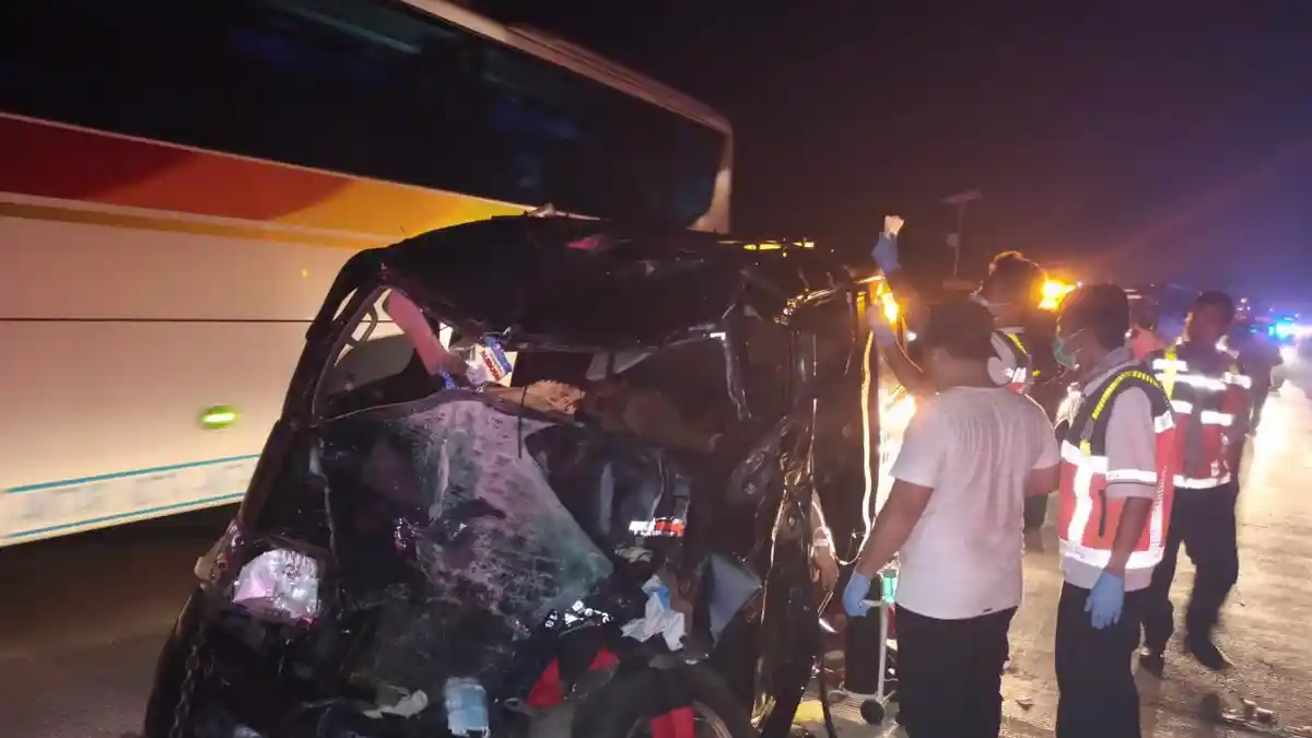 Kecelakaan Maut di Ruas Jalan Tol Cipali KM 89, Minibus Tabrakan, Satu Tewas dan 9 Luka-luka