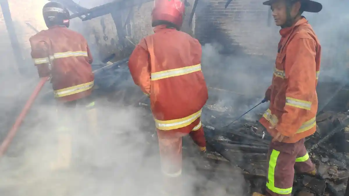 Akibat Hubungan Arus Pendek Listrik, Rumah Milik Lansia di Kaliangkrik Magelang Ludes Terbakar