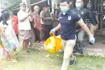 Petugas-Polsek-Ngadiluwih-olah-TKP-penemuan-dua-jenazah-perempuan-kakak-beradik-di-kediri.jpg