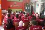 Lurah-Panaikang-Nur-Muthmainah-menyampaikan-pengarahan-terkait-edukasi-pemilahan-sampah.jpg