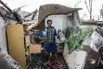 Pengungsi Erupsi Semeru Mulai Bersihkan Rumah