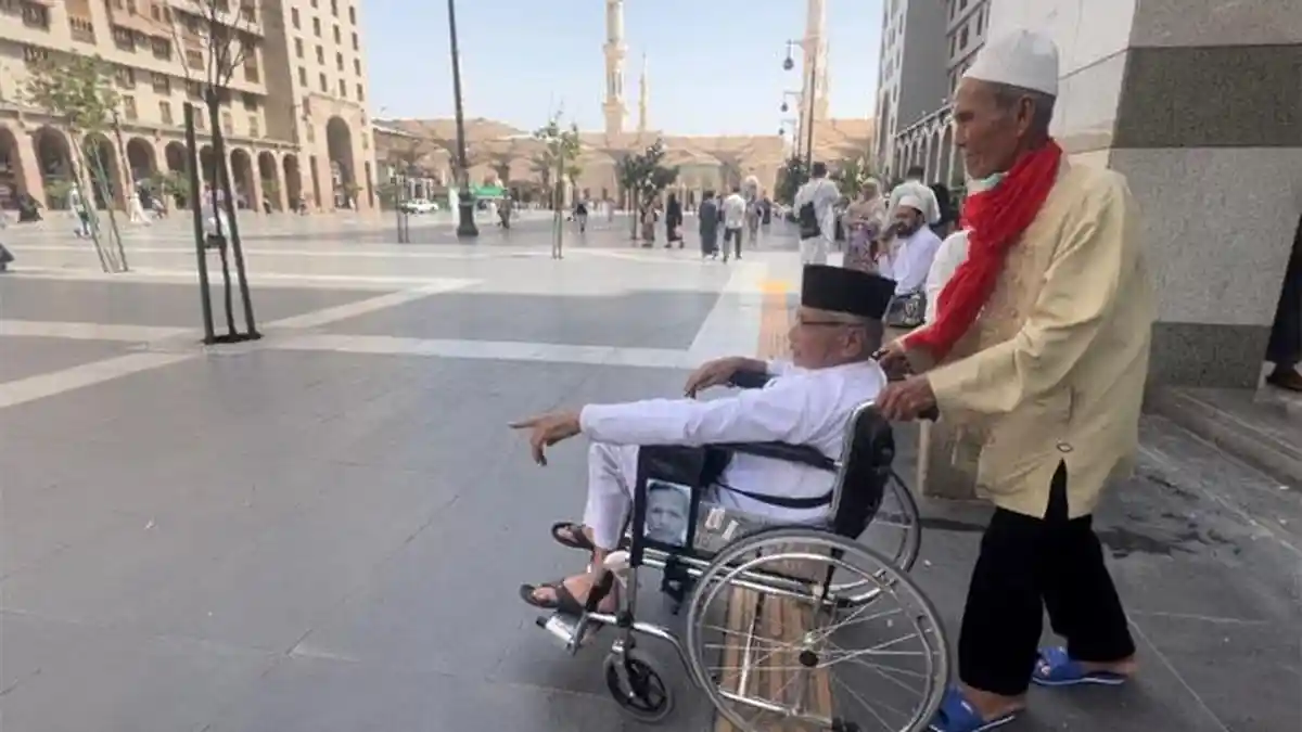 Duet Engkong Senior Saat Berhaji, Kakek Ahmad Setia Dorong Kursi Roda Mahrum Sahabat yang Lebih Muda