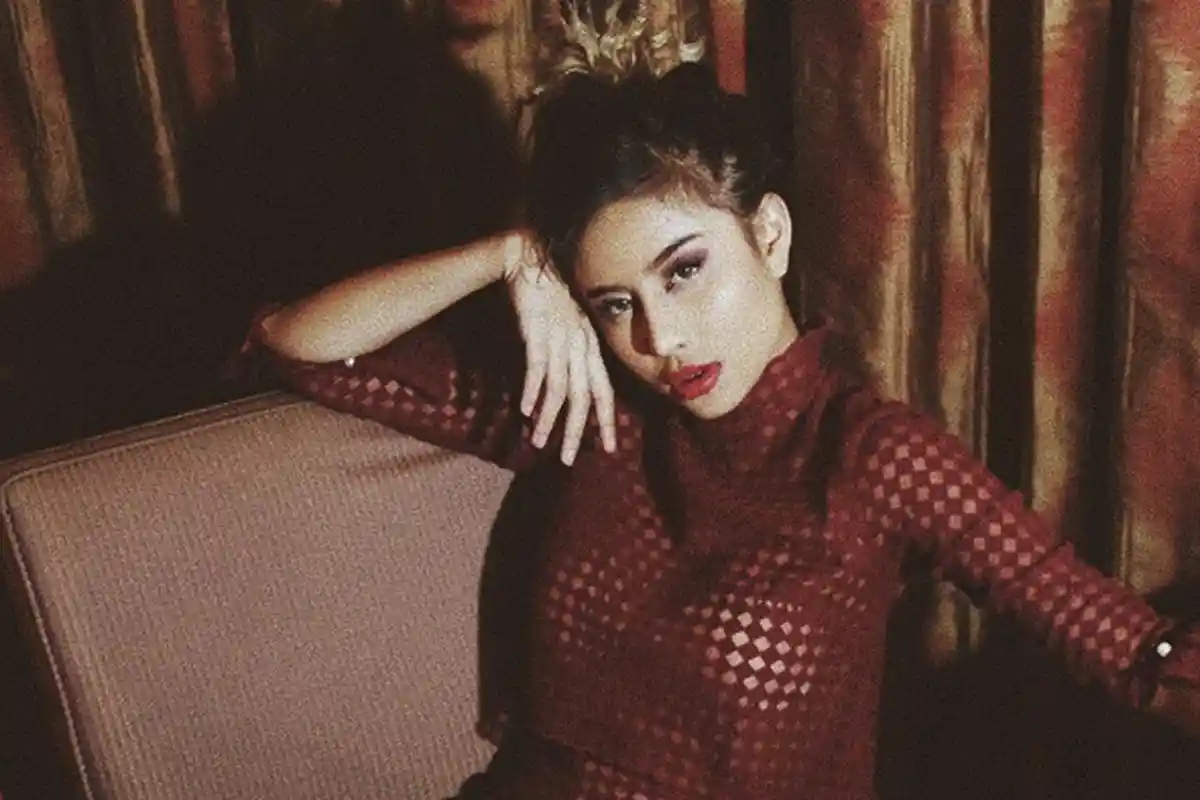 Awkarin Tiru Foto Ini Sambil Pegang Benda Panjang, Netizen Samakan dengan Tukang. . .