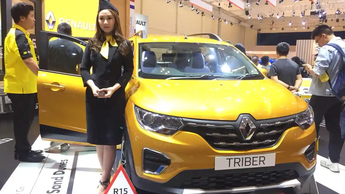 Deretan Gaya Busana Usher Mobil Mewah yang Mejeng di GIIAS 2019