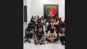 Para-remaja-yang-diamankan-polisi-yang-diduga-akan-melakukan-Tawuran-di-malam-perayaan-Imlek.jpg