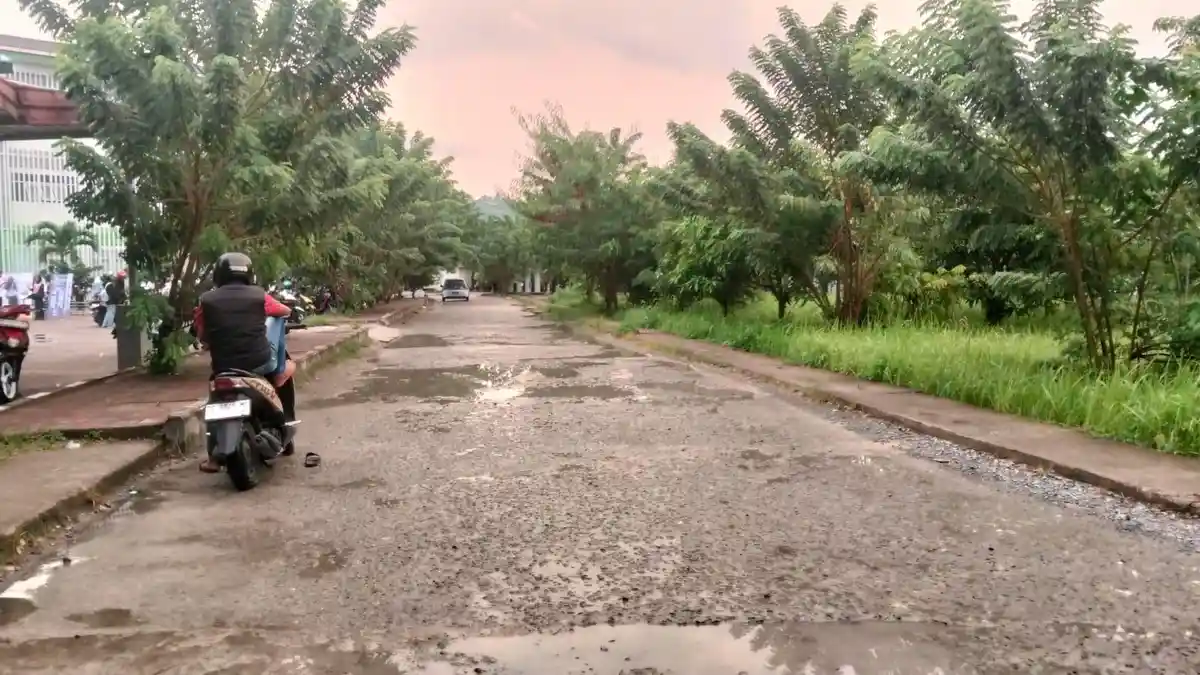 Mahasiswa Keluhkan Jalan Rusak dan Genangan Air di Depan FEB Unpatti Ambon
