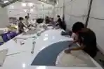 Melihat Proses Pembuatan Mukena Jelang Ramadan