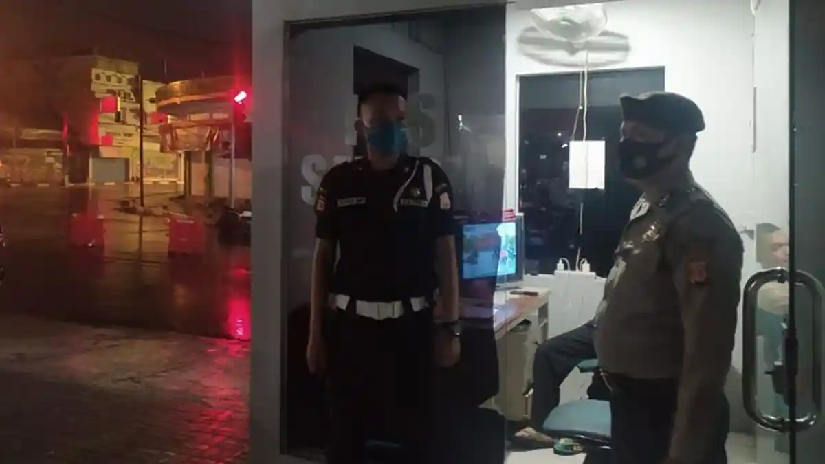 Aparat Polsek Pataruman Sambangi Satpam Bank Sosialisasikan  Protokol Kesehatan