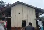 Warga-gotong-royong-secara-swadaya-bangun-kembali-rumah-tunggal-darurat.jpg