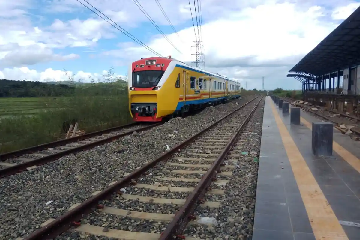 PLN dan Satgas Perkeretaapian Sulsel Amankan SUTT di Jalur Kereta Api