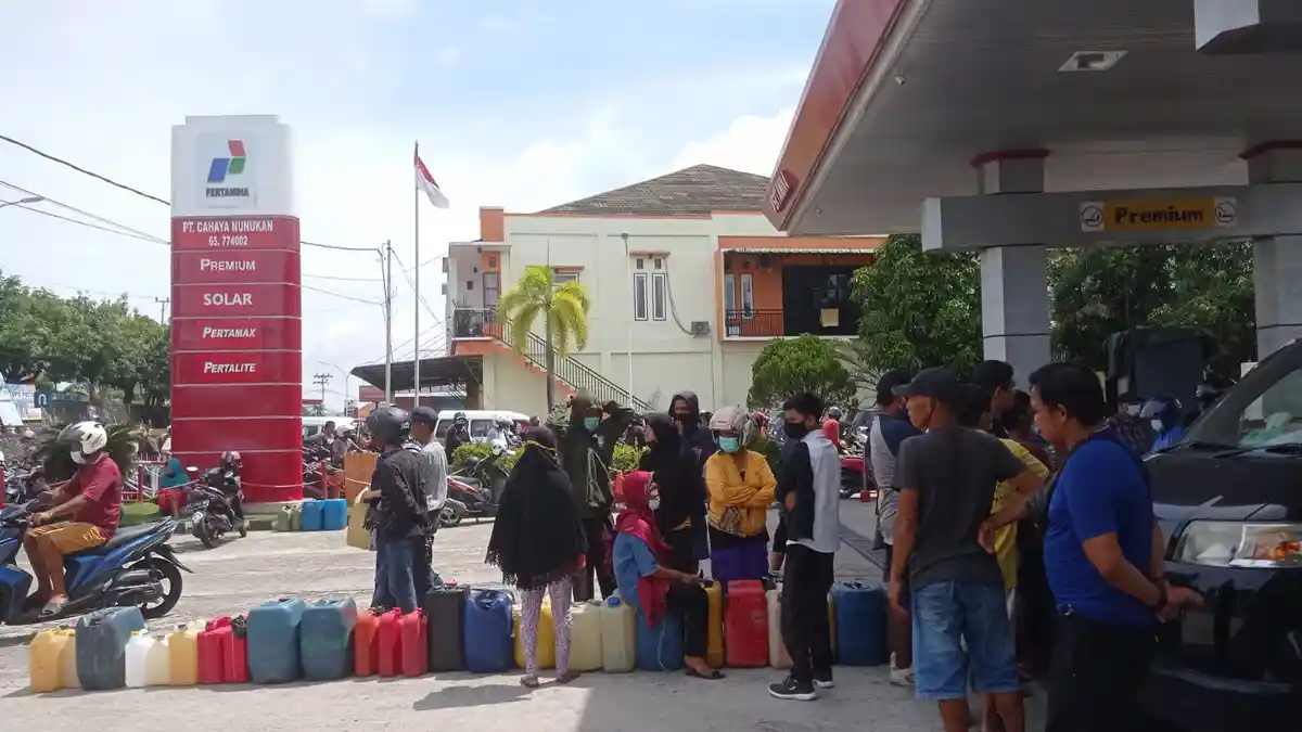 Pasokan BBM Terbatas, Rahman Rela Antre Berjam-jam di SPBU, Demi Bawa Orang Tua ke Rumah Sakit