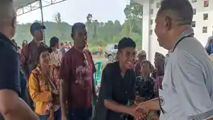 Calon-Bupati-Manggarai-Timur-dari-Paket-AKUR-Agas-Andreas-sedang-menerima.jpg