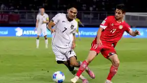 Pemain-Timnas-Indonesia-Marselino-Ferdinan-dihalau-pemain-Lebanon.jpg