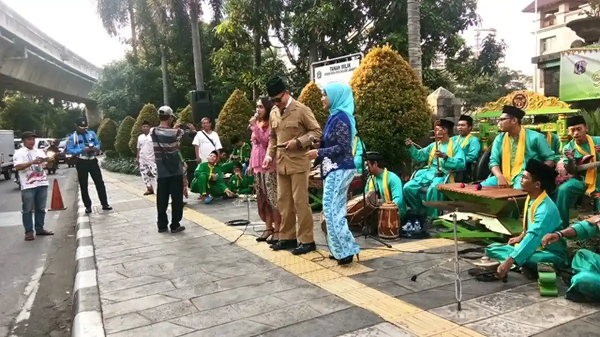 Penampilan Gambang Kromong di Jalan Prapanca Mengundang Perhatian Warga