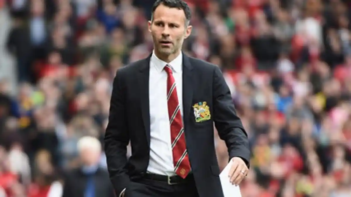 Phil Jones Yakin Ryan Giggs Akan Tetap di MU