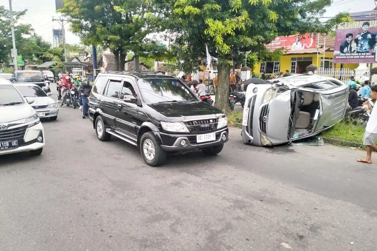 Kecelakaan di Karanganyar: Pemotor Nyeberang Mendadak, Mobil Berisi Satu Keluarga Terguling 2 Kali
