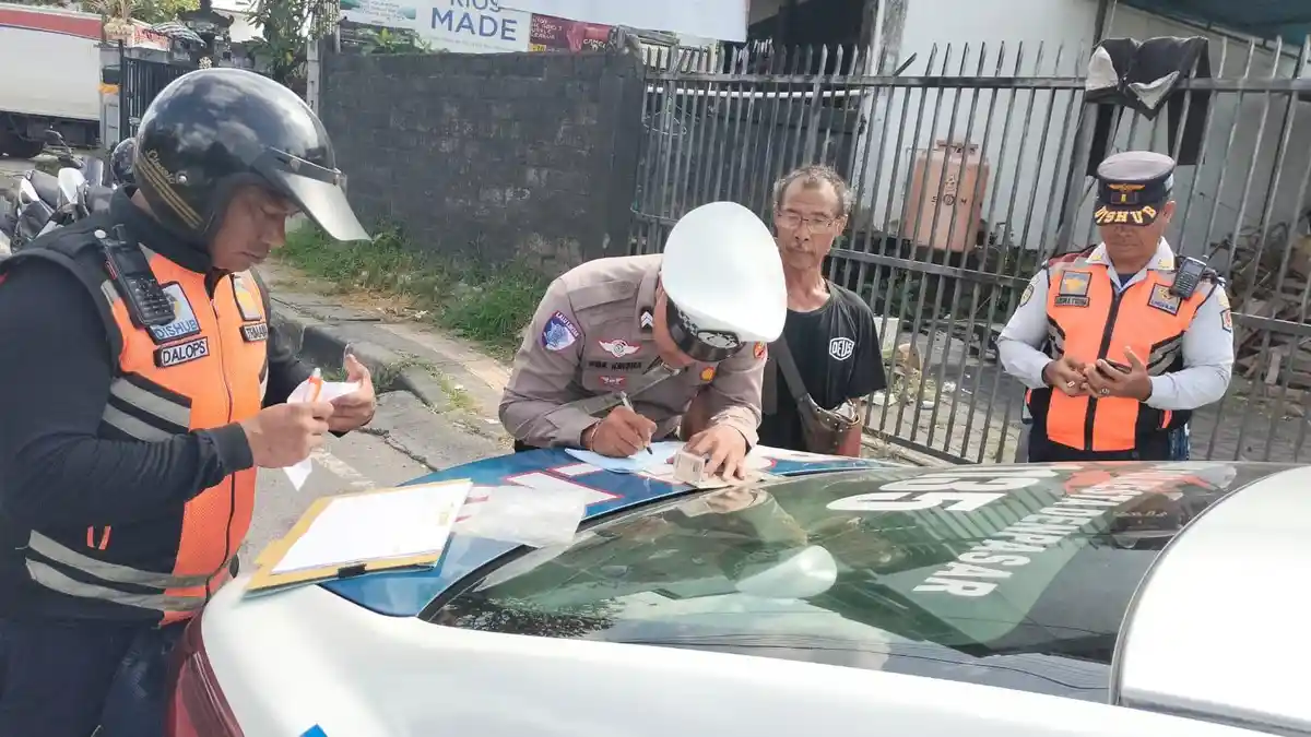 TEGAS! Tertibkan Parkir Liar di Jalan Cargo Denpasar, Satlantas Polresta Denpasar Tilang 3 Truk